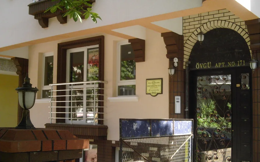 Övgü apartmanının kemerli giriş kapısı