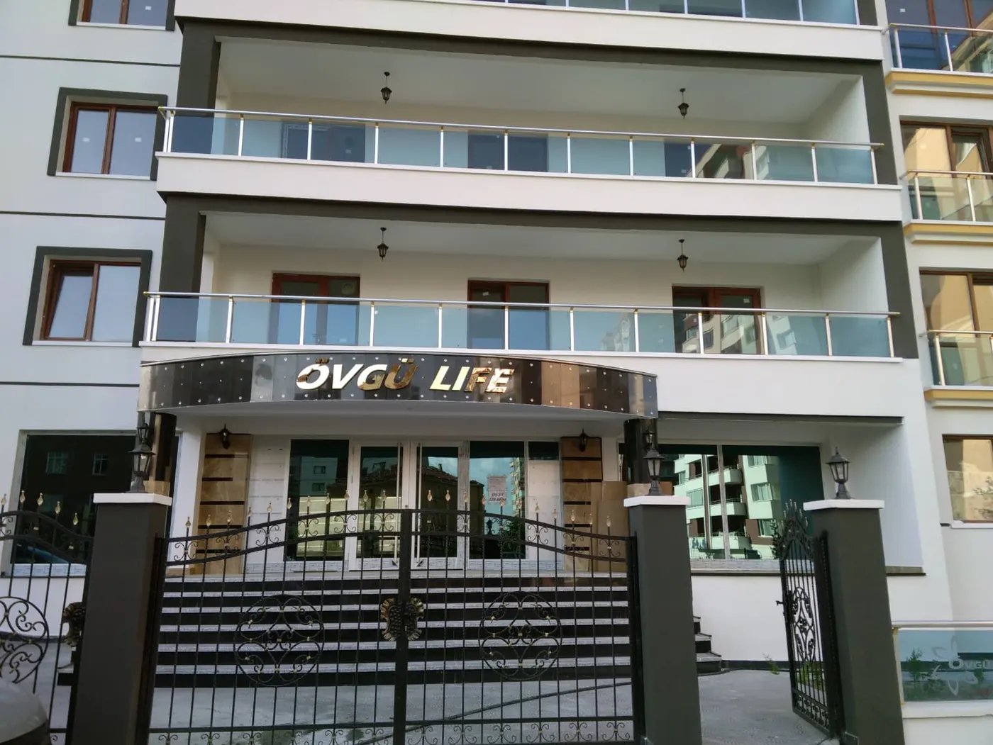 Övgü Life bina girişi
