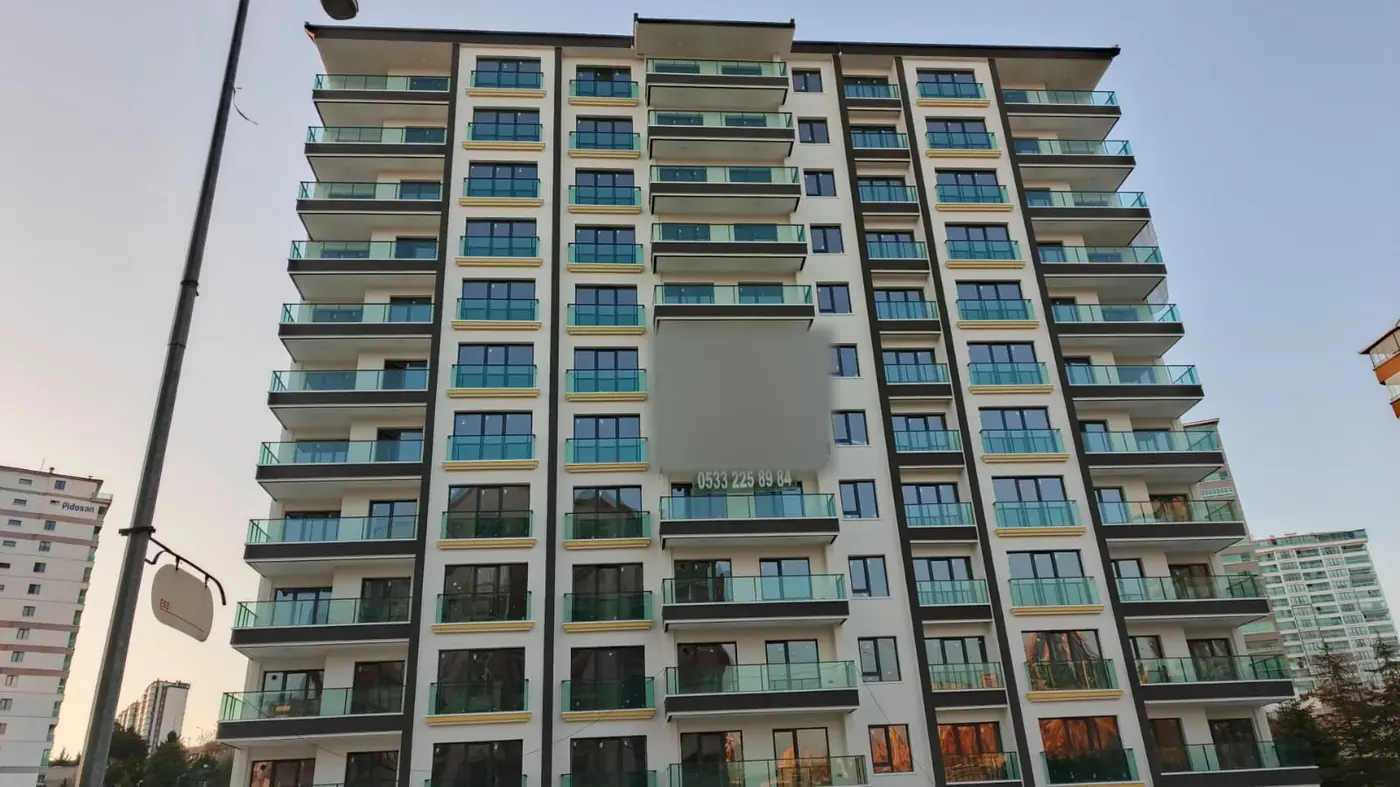 Yüksek katlı konut binası, akşam görünümü