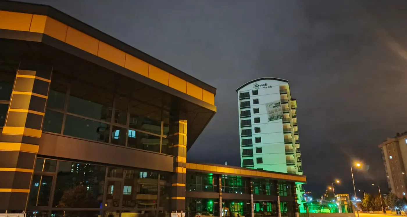 Ticari bina ve konut kulesi, gece görünümü