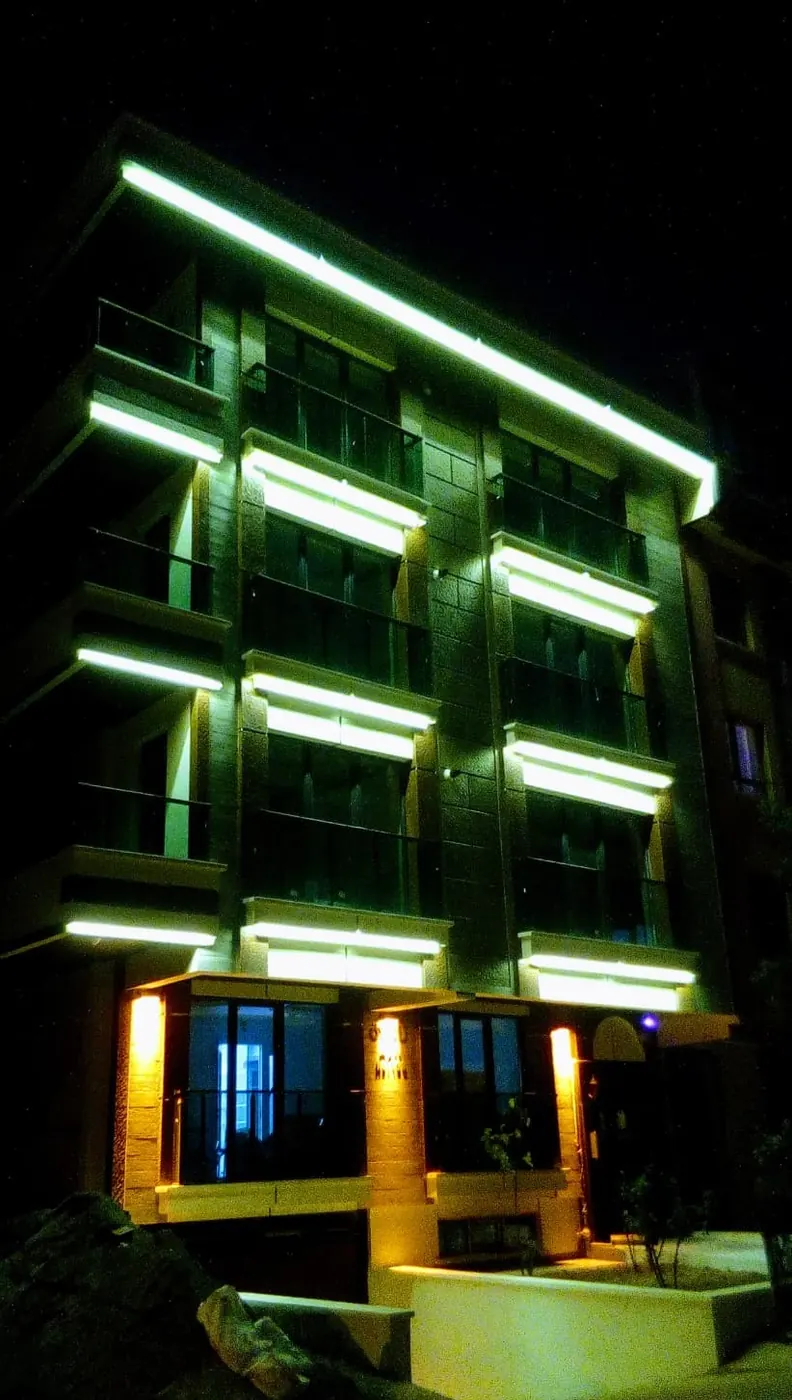 Yeşil ışıklandırmalı bina, gece görünümü