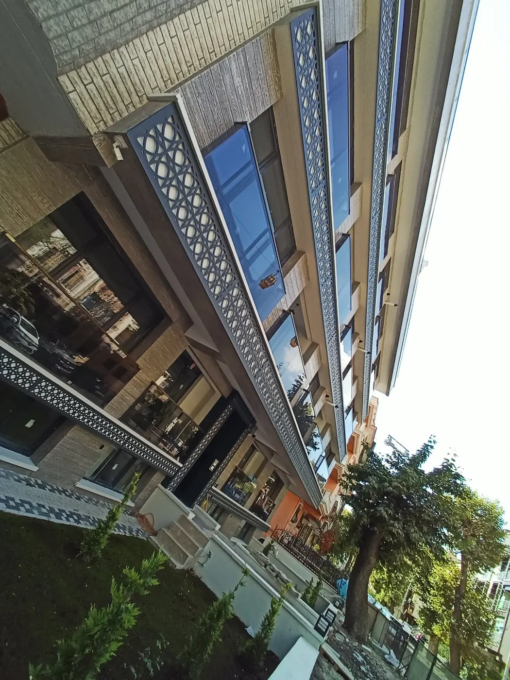 Süslemeli cepheli apartman, alttan görünüm