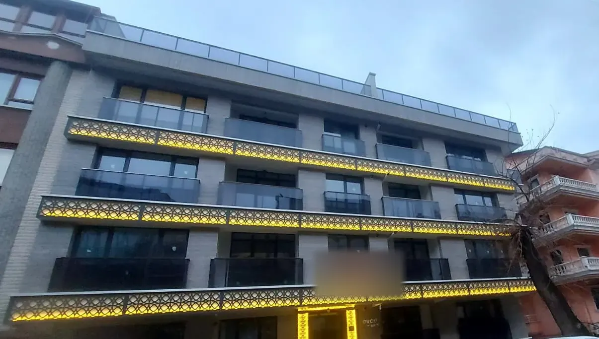 Sarı ışıklandırmalı apartman cephesi