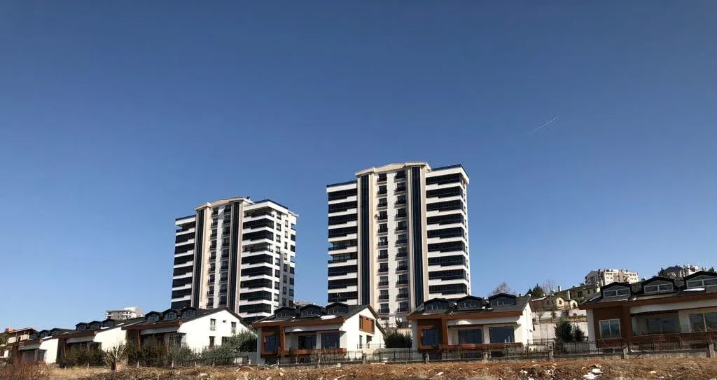 Villa yerleşkesinin arkasında yükselen iki konut kulesi