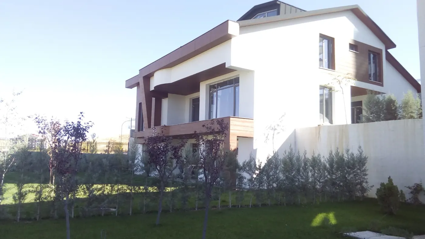 Beyaz cepheli villa