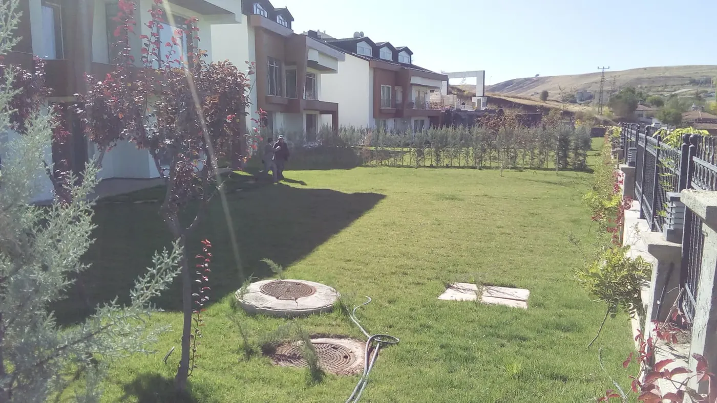 Balkonlu villa ve bahçe