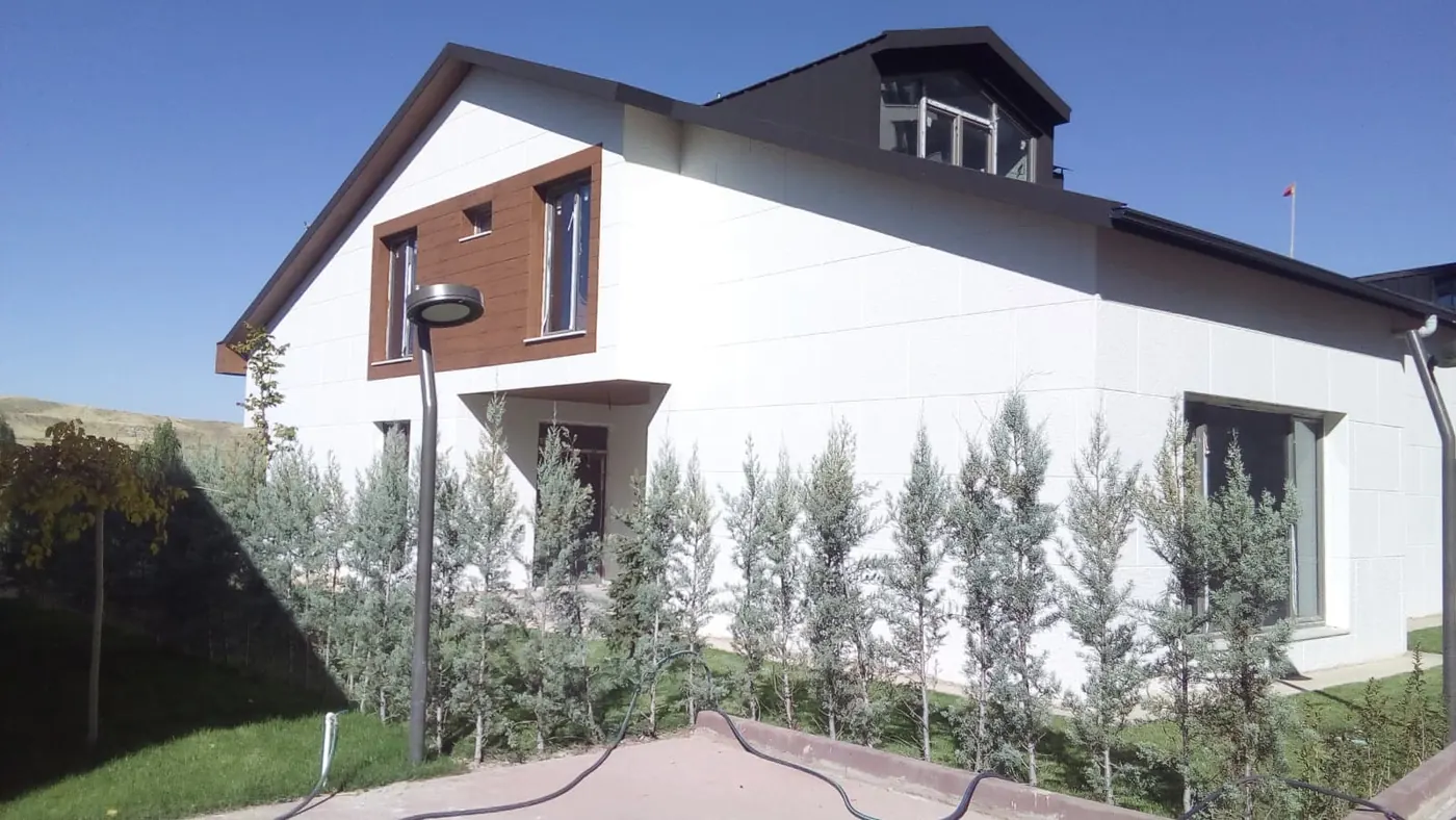 Beyaz ve ahşap detaylı villa
