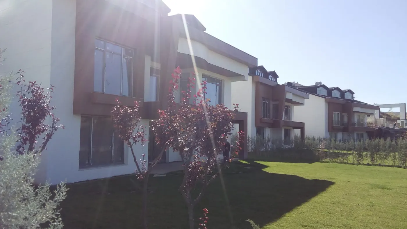 Villa yerleşkesinde bahçe düzenlemesi
