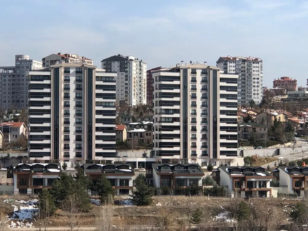 Konut kuleleri ve villa yerleşkesi, uzaktan görünüm
