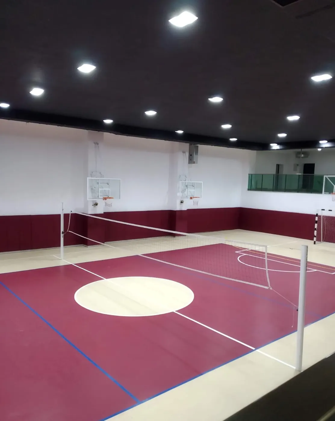 Kapalı spor salonunda basketbol sahası