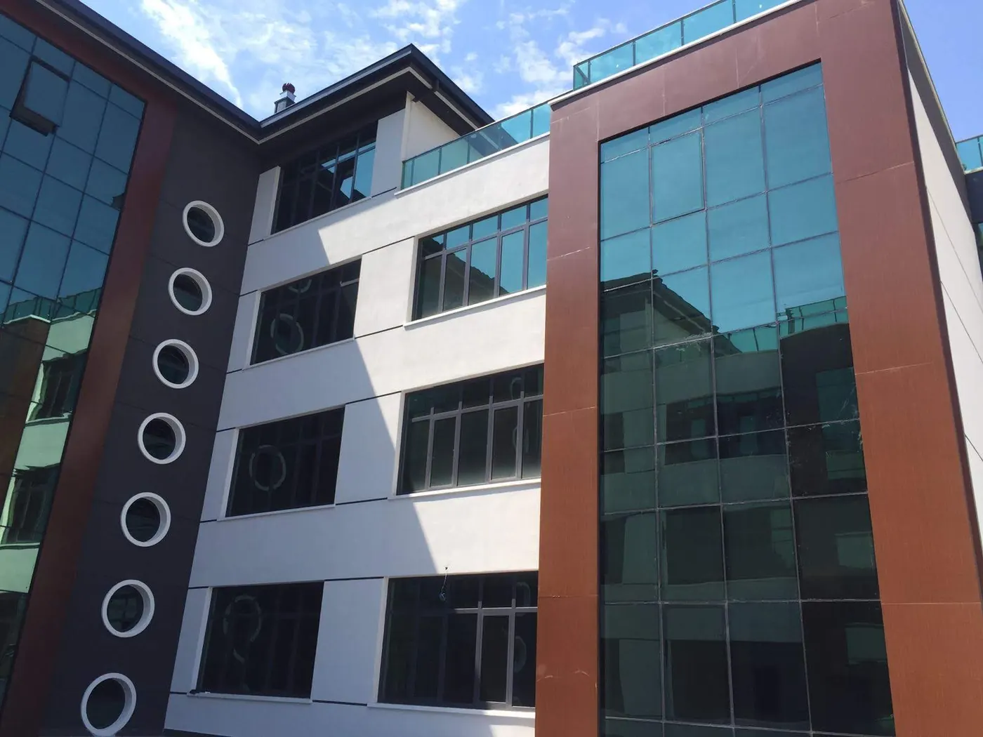 Yuvarlak pencere detaylı cam cepheli bina