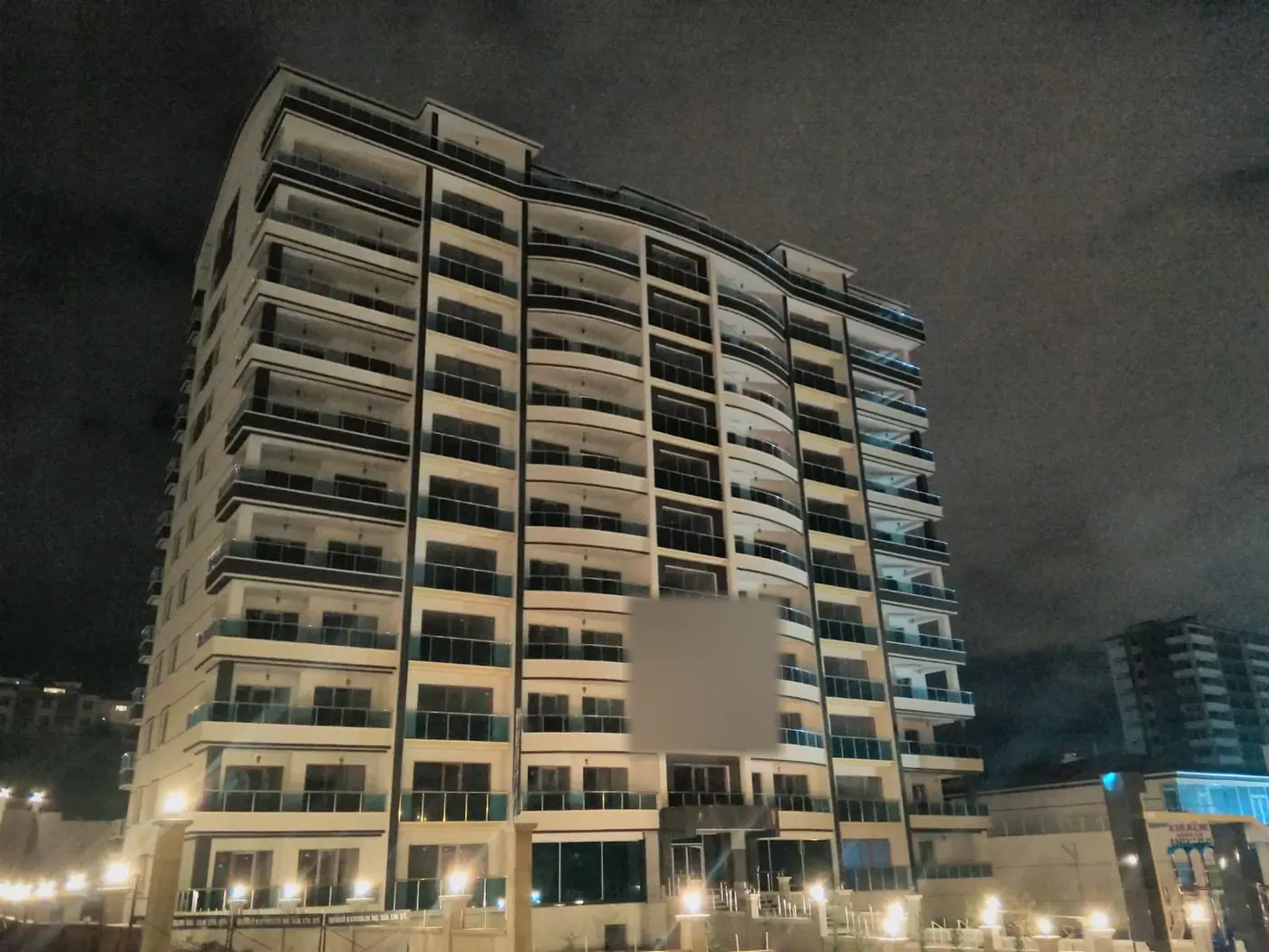 Yüksek katlı konut binası, gece görünümü