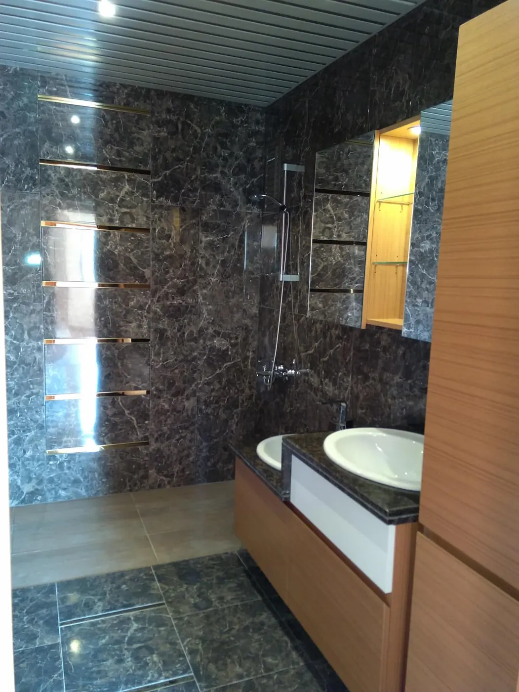 Mermer kaplı banyo