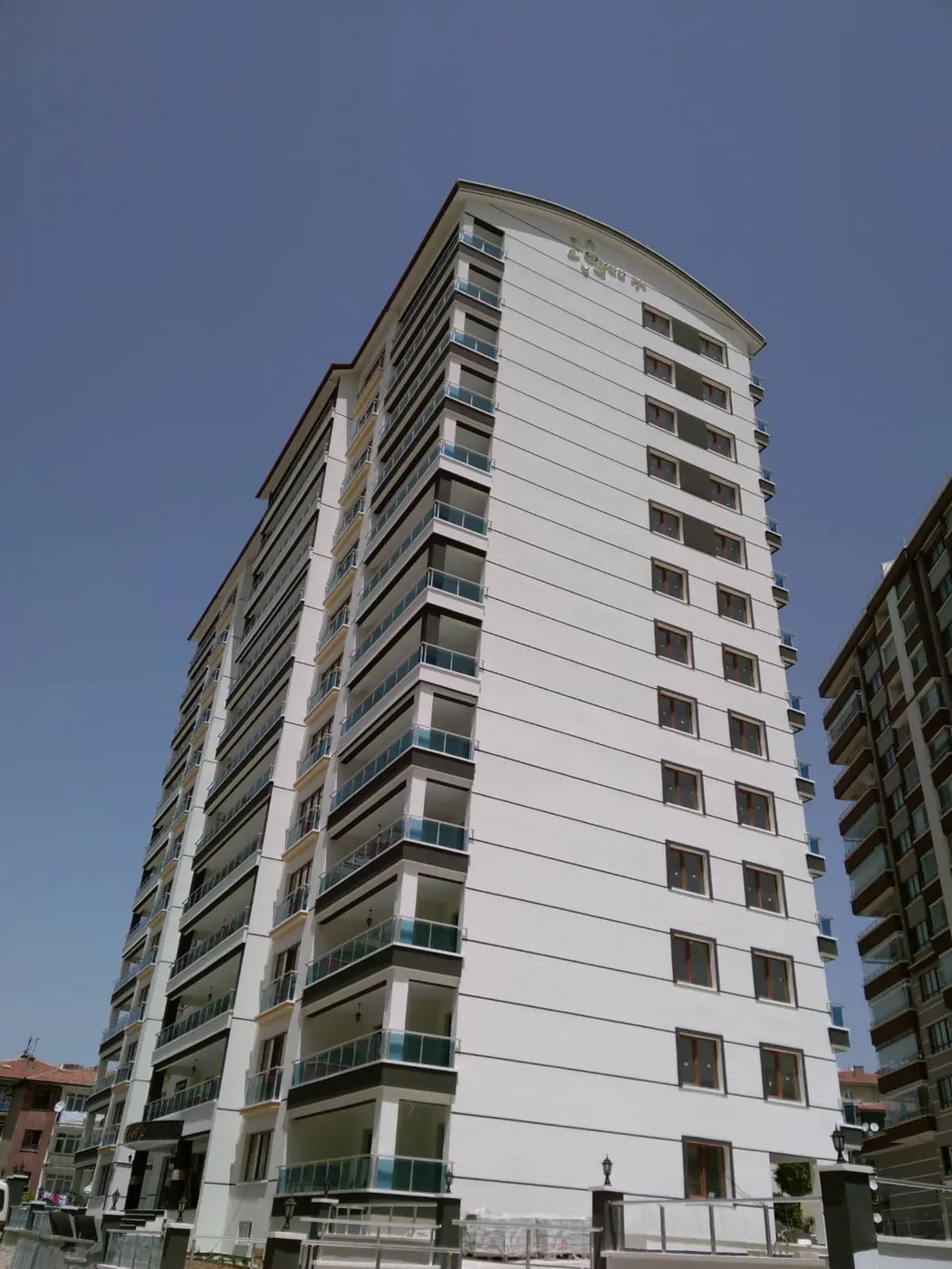 Beyaz cepheli yüksek katlı konut binası