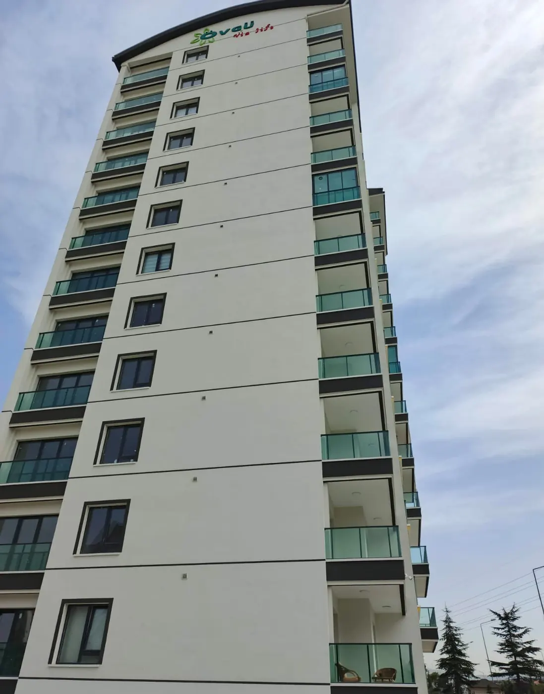 Yüksek katlı konut binası ve cam balkonlar