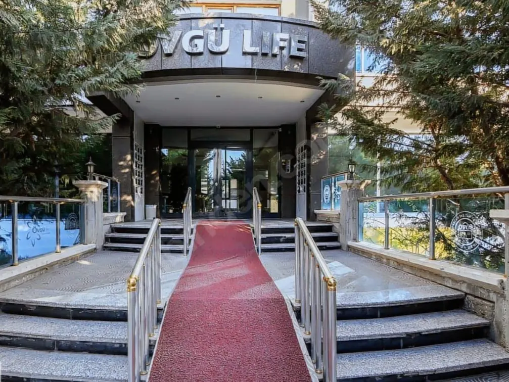 Övgü Life girişinde kırmızı halılı merdivenler