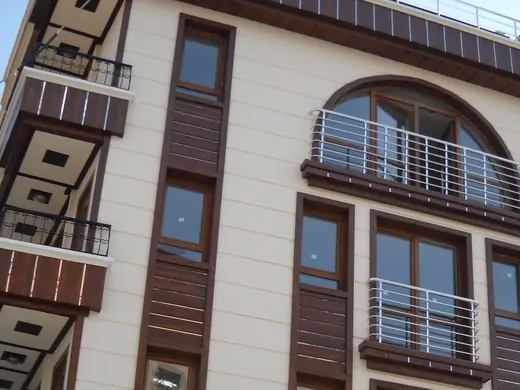 Kemerli pencereli, açık renk cepheli apartman