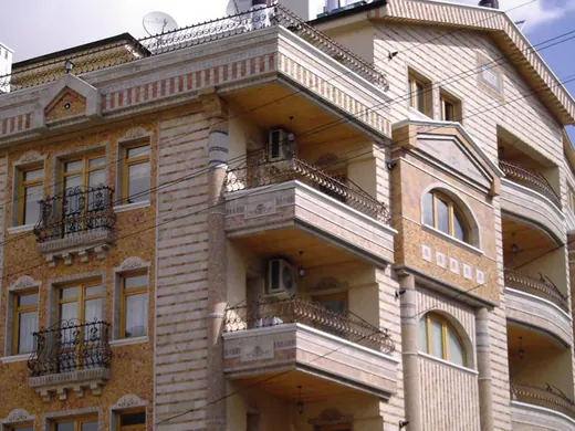 Taş kaplamalı cephesi ve balkonlarıyla apartman