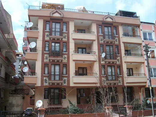 Tuğla detaylı cephesiyle apartman, karşıdan görünüm