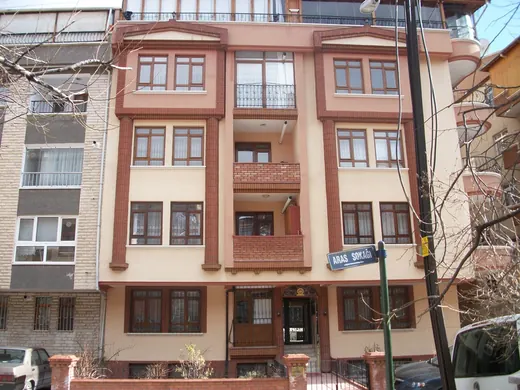 Kırmızı ve krem renkli cepheli Övgü apartmanı
