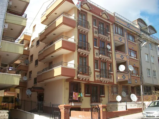 Balkonlu, turuncu şeritli apartman