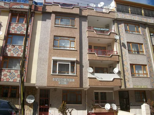Mozaik süslemeli apartman cephesi