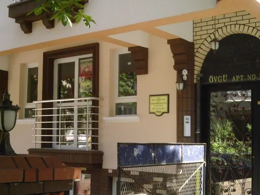 Övgü apartmanının kemerli giriş kapısı
