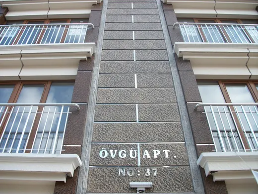 Övgü Apt. No: 37 yazan cephe detayı