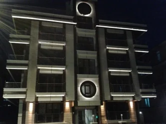 Etlik Övgü apartmanının geceleri aydınlatılan cephesi