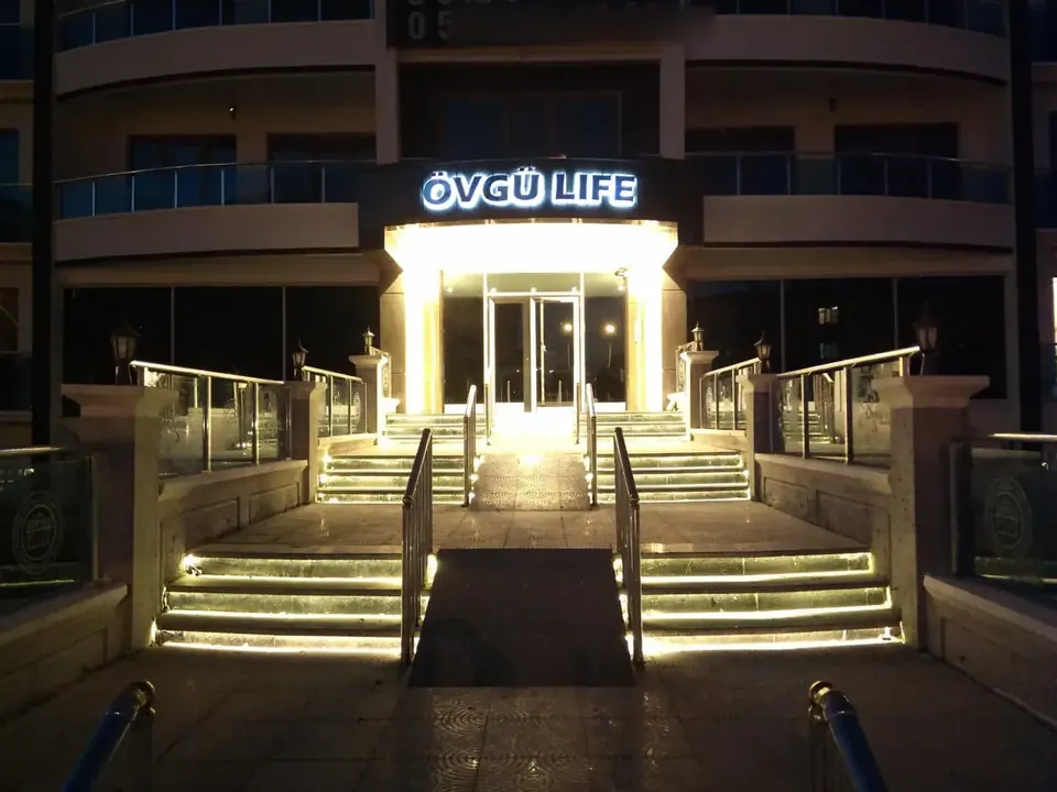 Övgü Life girişi, gece görünümü