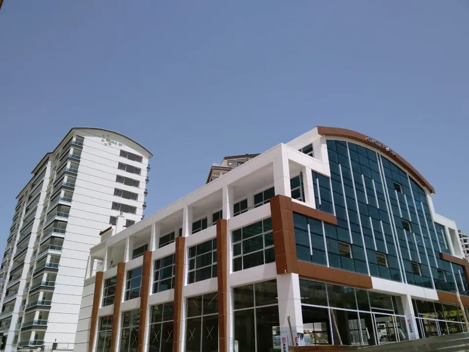 Cam ve bakır rengi detaylı Övgü Plaza binası ve yanındaki konut kulesi