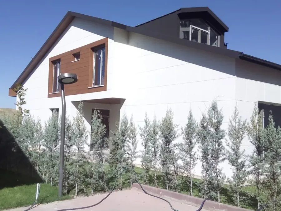 Beyaz ve ahşap detaylı villa