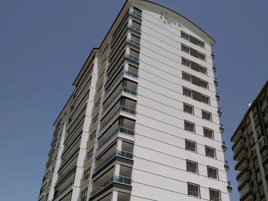 Beyaz cepheli yüksek katlı konut binası
